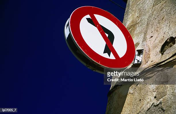 no left turn sign, roses, catalonia, spain, europe - former chief of catalan police attends to spain national court stockfoto's en -beelden