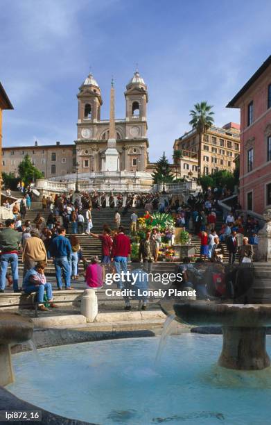 boat shaped fountain  baraccia at base of scalinata spagna (spanish steps) leading to french church trinita dei monti, piazza di spagna. - lpiowned stock pictures, royalty-free photos & images