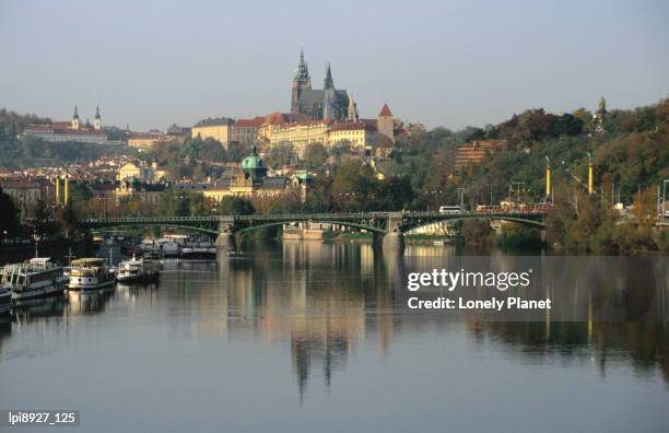 prague castle and strahov monastery  reflecting on vltava river, wide angle, prague, czech republic - mala strana stock-fotos und bilder