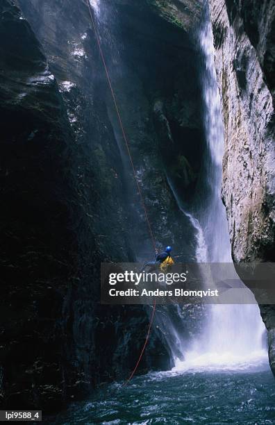 man canyoning in waterfall, low angle view, nepal - anders blomqvist 個照片及圖片檔