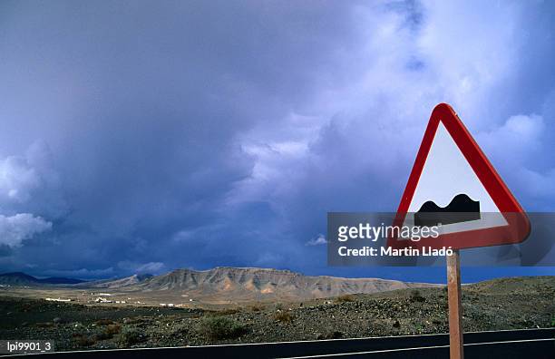 road sign indicating hilly terrain, isla de fuerteventura, canary islands, spain, europe - islas del atlántico fotografías e imágenes de stock