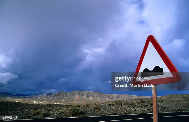 road sign indicating hilly terrain, isla de fuerteventura, canary islands, spain, europe - atlantic islands stock pictures, royalty-free photos & images