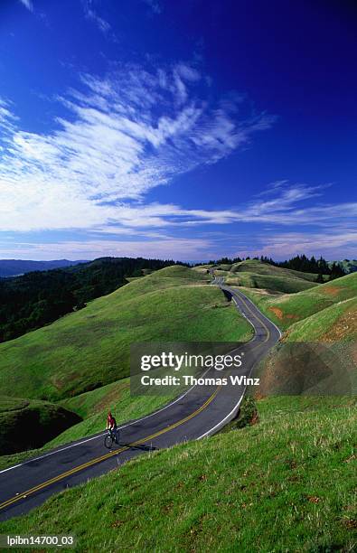 bicycle rider on long and winding road, mount tamalpais., california, united states of america, north america - thomas photos et images de collection