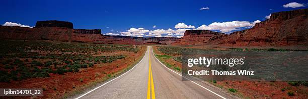 long straight road through southern utah., utah, united states of america, north america - thomas photos et images de collection