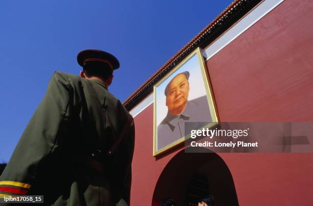 a soldier on guard in front of the gate of heavenly peace under the watchful eyes of mao zedong in tiananmen square, beijing., beijing, beijing, china, north-east asia - lpiowned stock pictures, royalty-free photos & images