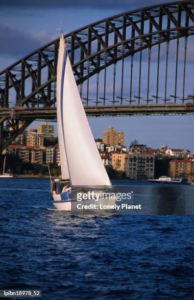 yachting below the harbour bridge, sydney, new south wales, australia, australasia - lpiowned stock pictures, royalty-free photos & images