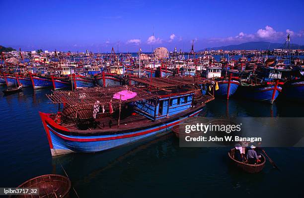 colourful fishing boats docked in the harbour, nha trang, khanh hoa, vietnam, south-east asia - spanish royals host gala dinner in honour of the president of vietnam stockfoto's en -beelden
