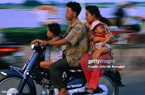 young family on motorcycle, phnom penh, phnom penh, cambodia, south-east asia - panorering bildbanksfoton och bilder