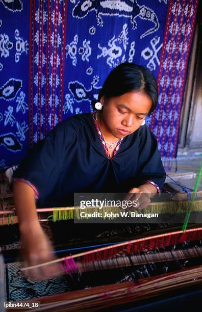 weaver from sukara, lombok, west nusa tenggara, indonesia, south-east asia - lombok stock-fotos und bilder