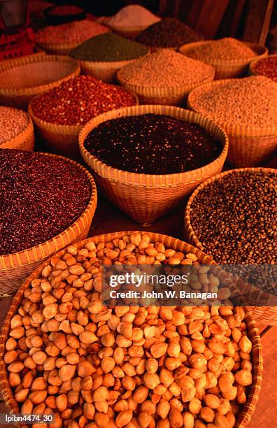 macadamia nuts and beans at sweta market, lombok, west nusa tenggara, indonesia, south-east asia - east nusa tenggara fotografías e imágenes de stock