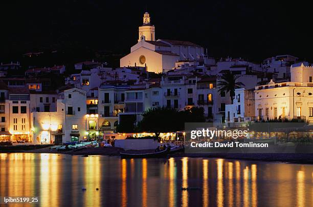 night at the harbour with the church behind at the village of cadaques., girona, catalonia, spain, europe - former chief of catalan police attends to spain national court stockfoto's en -beelden