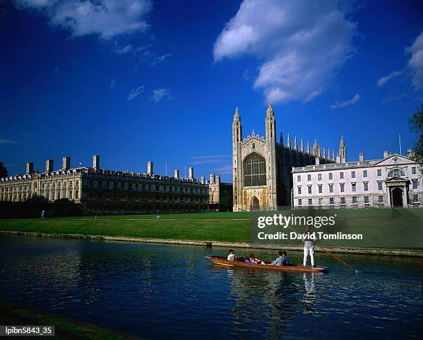 punting on the river cam past king's college and its gothic chapel., cambridge, cambridgeshire, united kingdom, england, europe - the king stock-fotos und bilder