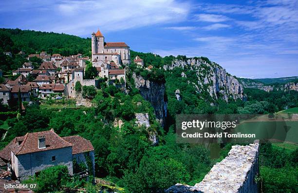 clifftop village perched high above the river lot., st cirq lapopie, midi-pyrenees, france, europe - the lot stock-fotos und bilder