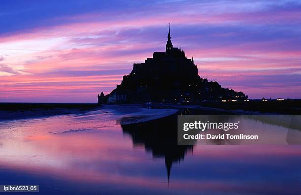 the mont reflected in the bay at dusk., mont st michel, basse-normandy, france, europe - baixa normandia imagens e fotografias de stock