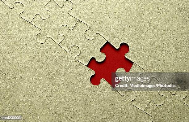 missing piece of a jigsaw puzzle - dernière pièce du puzzle photos et images de collection