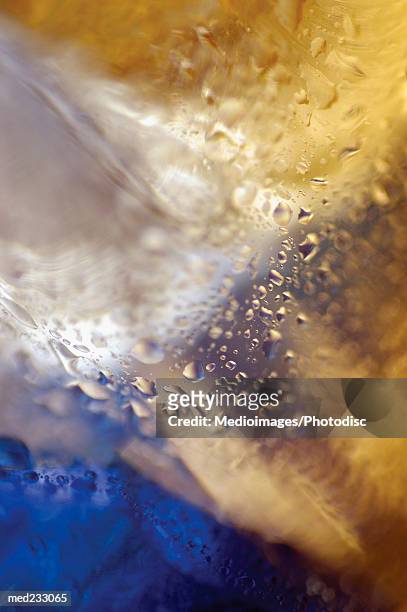 close-up of water droplets on ice cubes - künstliches eis stock-fotos und bilder