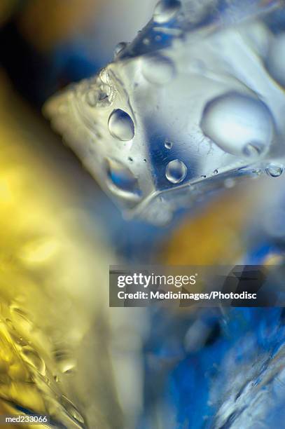 close-up of water droplets on ice cubes - künstliches eis stock-fotos und bilder