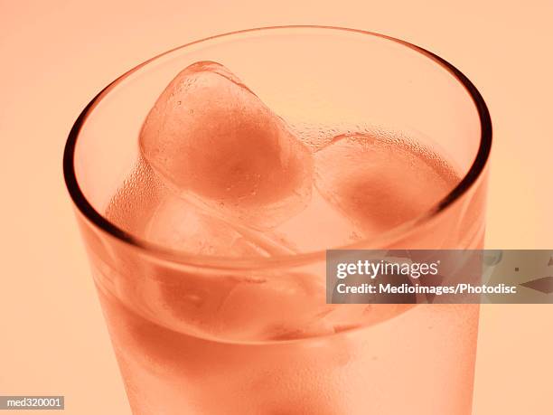 close-up of a glass of alcohol with ice - künstliches eis stock-fotos und bilder