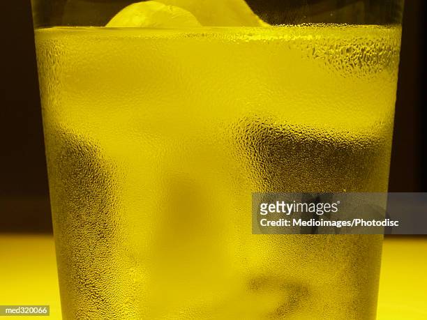 close-up of a glass of alcohol with ice - künstliches eis stock-fotos und bilder