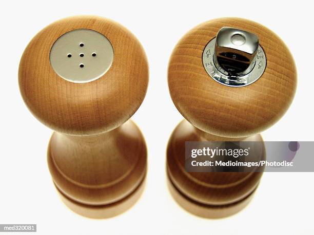 close-up of a pepper mill and a salt shaker - pepper mill - fotografias e filmes do acervo