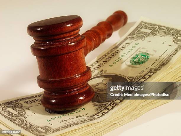 gavel on a stack of u.s. dollar bills - antonin scalias body lies in repose in great hall of u s supreme court stockfoto's en -beelden