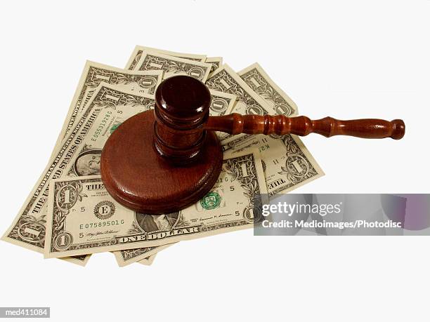 high angle view of a gavel on stack of u.s. dollar bills - antonin scalias body lies in repose in great hall of u s supreme court stockfoto's en -beelden