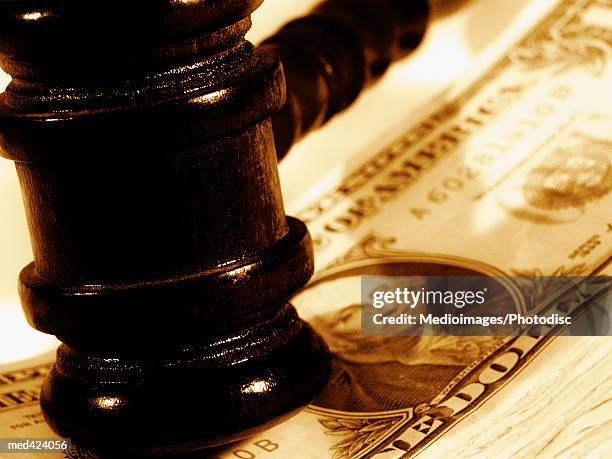 mallet over an american dollar note - commercial event stockfoto's en -beelden