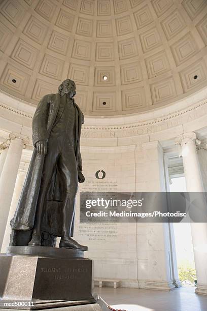 statue of thomas jefferson in the thomas jefferson memorial, washington dc, usa - thomas photos et images de collection