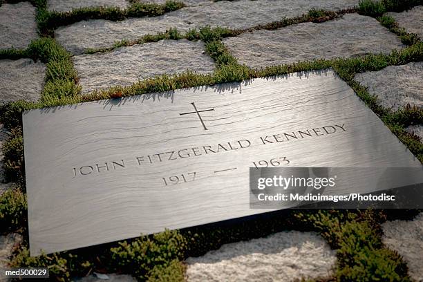 grave site of john f. kennedy, arlington national cemetery, virginia, usa - john f kennedy burial site fotografías e imágenes de stock