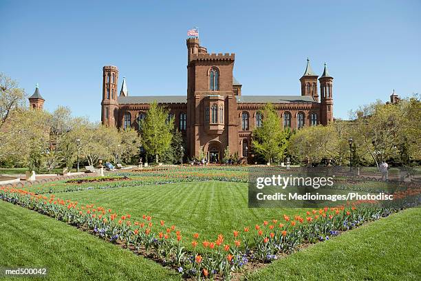 garden and grounds in front of smithsonian institute castle, washington dc, usa - national front stockfoto's en -beelden