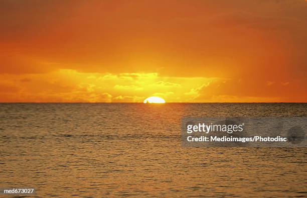 sunset over the ocean - altocúmulo fotografías e imágenes de stock