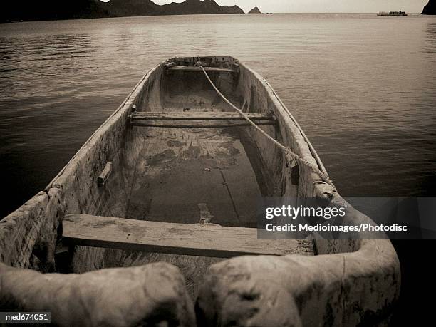 old boat on lake in santa marta, colombia, south america - マグダレーナ ストックフォトと画像