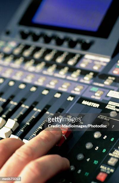 hand on music mixer - electronic music 個照片及圖片檔
