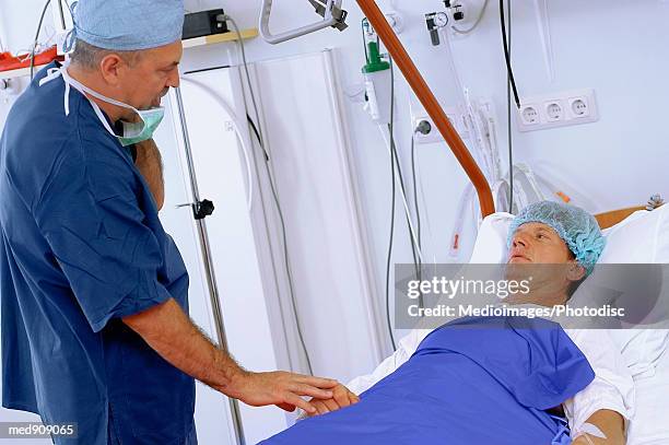 surgeon reassuring patient - contact avec les patients photos et images de collection