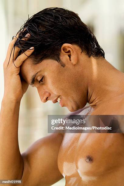 profile of man with wet hair, close-up - hand on head foto e immagini stock