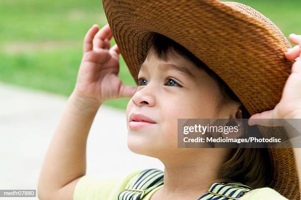six year old girl wearing straw hat, close-up - marvista entertainment parkside pictures with the cinema society host a screening of the year of spectacular men after party stockfoto's en -beelden