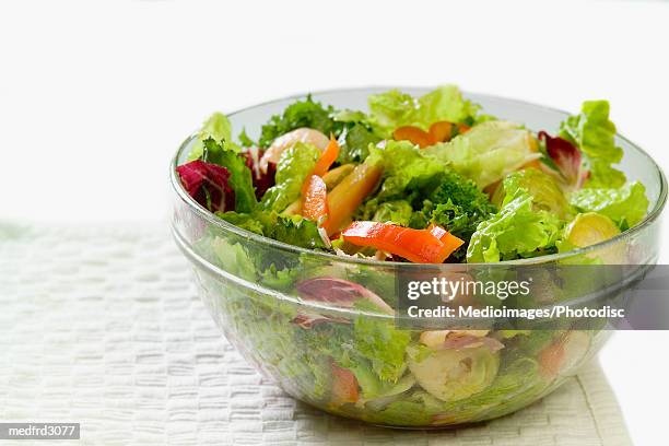 bowl of salad with shrimp and vegetables sitting on a paper towel, close-up, part of - orangefarbige paprika stock-fotos und bilder