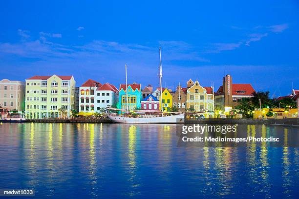 colorful buildings at night on willemstad waterfront, curacao, caribbean - オランダ領リーワード諸島 ストックフォトと画像
