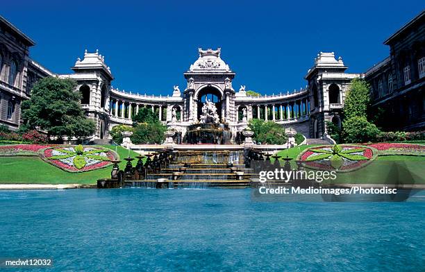 fountains in front of longchamps palace in marseille, france - the museum of modern arts 8th annual film benefit honoring cate blanchett stockfoto's en -beelden