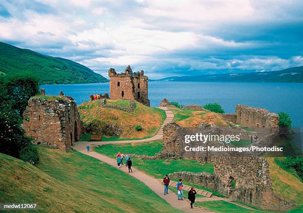 urquhart castle on the famous loch ness in scotland - castelo urquhart - fotografias e filmes do acervo