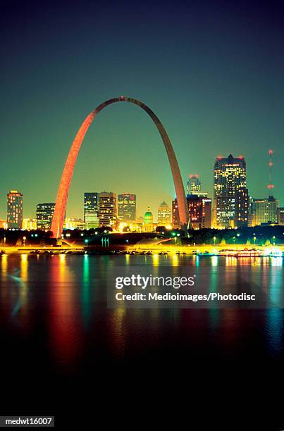 arch over the mississippi river at night in st. louis, usa - category:protected_areas_of_washington_county,_mississippi foto e immagini stock