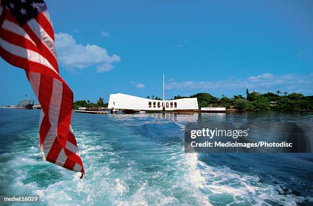 us flag flying off the back of the uss arizona in pearl harbor, oahu, hawaii, usa - arizona flag stock pictures, royalty-free photos & images