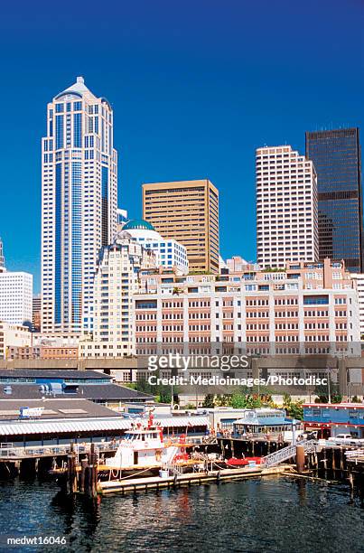 waterfront and cityscape of seattle in washington, usa - north pacific ocean stockfoto's en -beelden