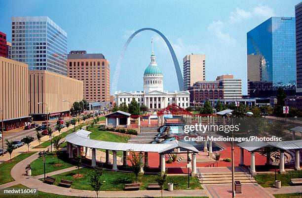 the plaza of the courthouse underneath the st. louis arch in missouri, usa - missouri stock-fotos und bilder