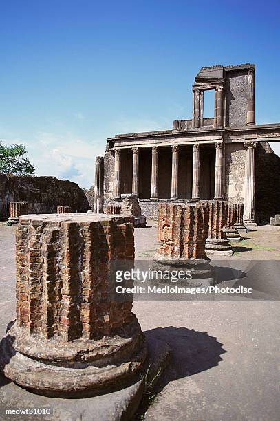 broken columns and colonnade at ancient city of pompeii archaeological site, pompeii, italy - golfo di napoli stock-fotos und bilder
