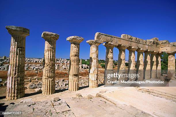 ruins of temple e in selinunte, sicily, italy - central greece 個照片及圖片檔