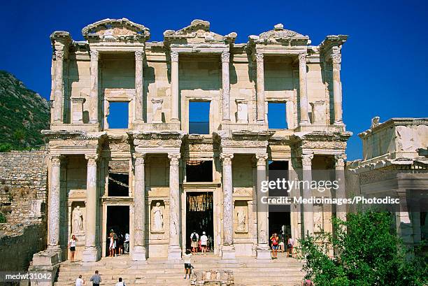 tourists at the library of celsus, ephesus, turkey - lo celso fotografías e imágenes de stock