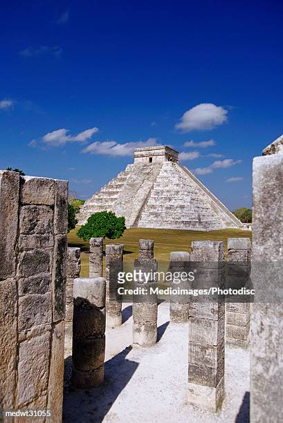 kukulcan pyramid as seen from the group of the thousand columns at temple of warriors, chichen-itza, yucatan, mexico - temple of warriors foto e immagini stock