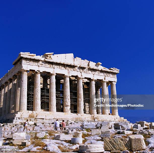 the parthenon, the main temple on the acropolis at athens, greece - main fotografías e imágenes de stock