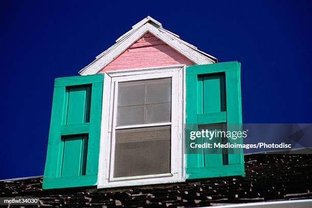 caribbean, bahamas, harbour island, dunmore town, low angle view of the window of a house - isla harbor fotografías e imágenes de stock